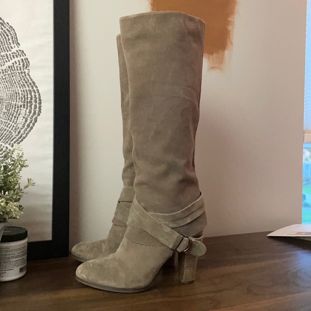 Knee high grey suede boots 8M